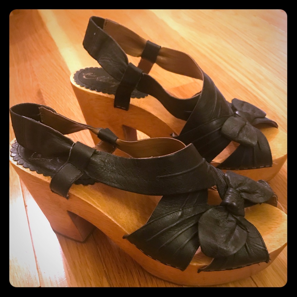 Miss Albright wood platform black leather sandals